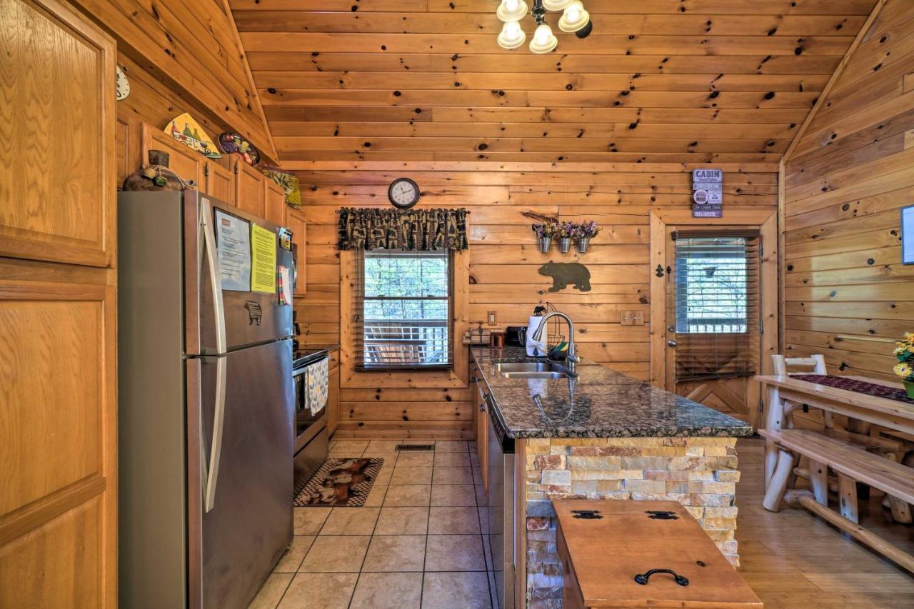 Inviting Sevierville Cabin With Deck And Hot Tub! Exteriör bild