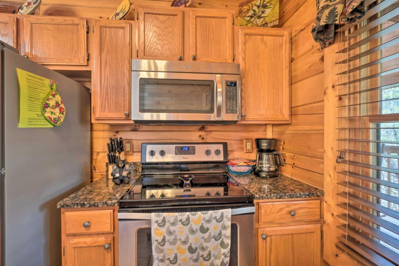 Inviting Sevierville Cabin With Deck And Hot Tub! Exteriör bild