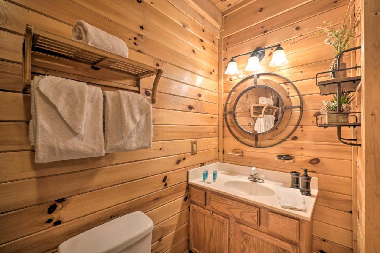 Inviting Sevierville Cabin With Deck And Hot Tub! Exteriör bild