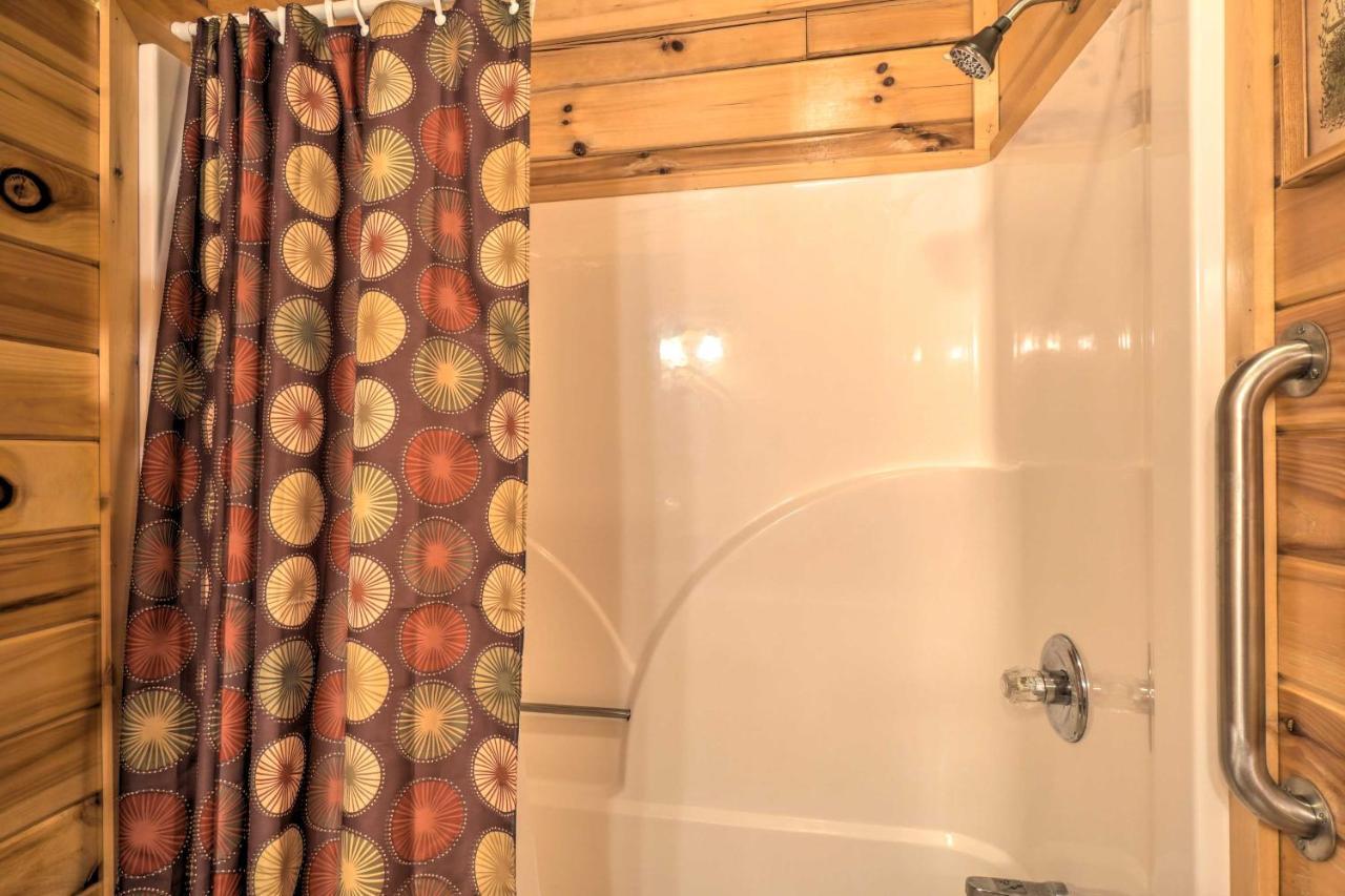 Inviting Sevierville Cabin With Deck And Hot Tub! Exteriör bild