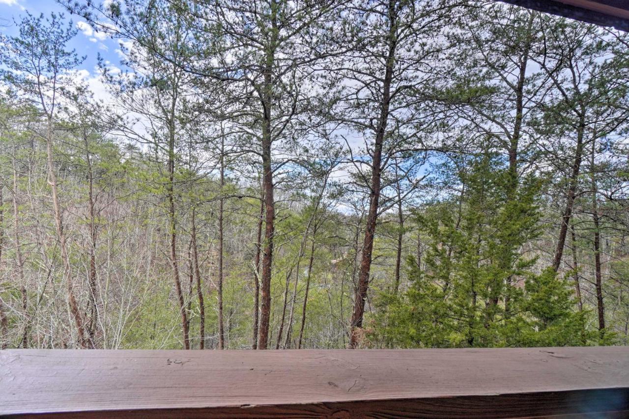 Inviting Sevierville Cabin With Deck And Hot Tub! Exteriör bild