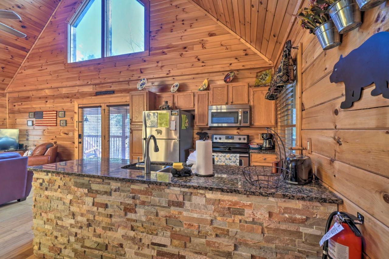 Inviting Sevierville Cabin With Deck And Hot Tub! Exteriör bild