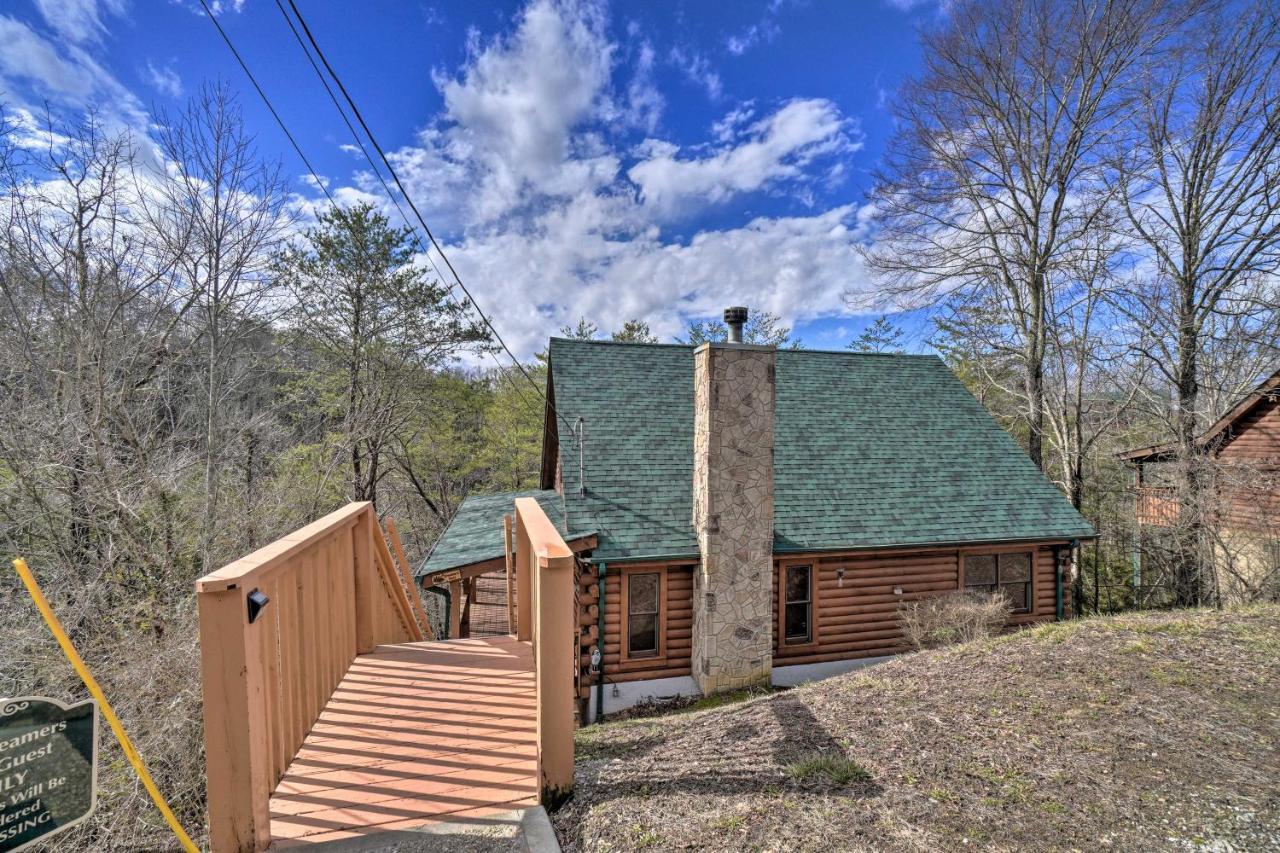 Inviting Sevierville Cabin With Deck And Hot Tub! Exteriör bild